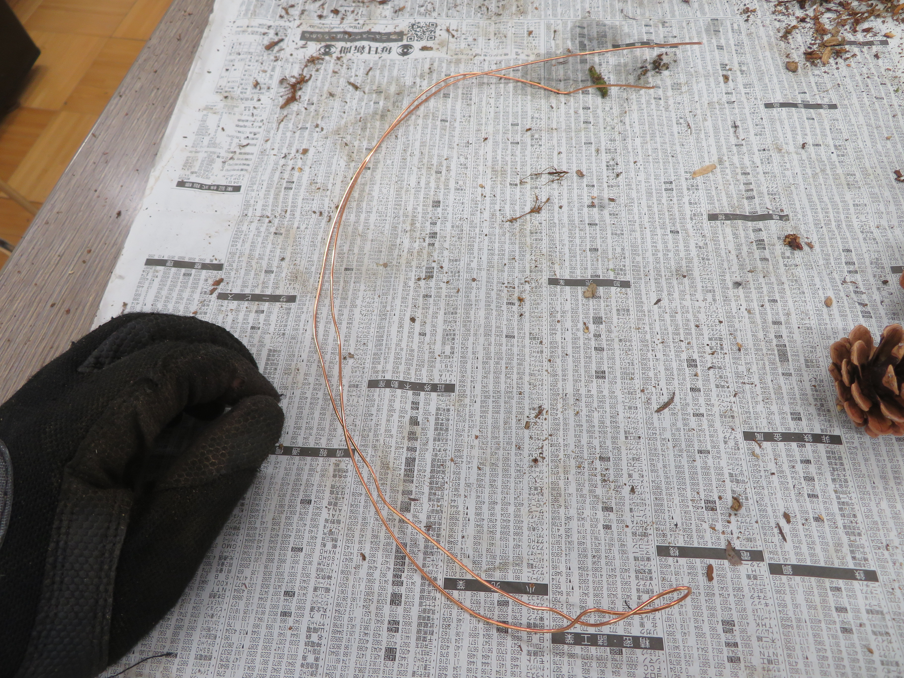 銅線を真ん中の部分で半分におった様子