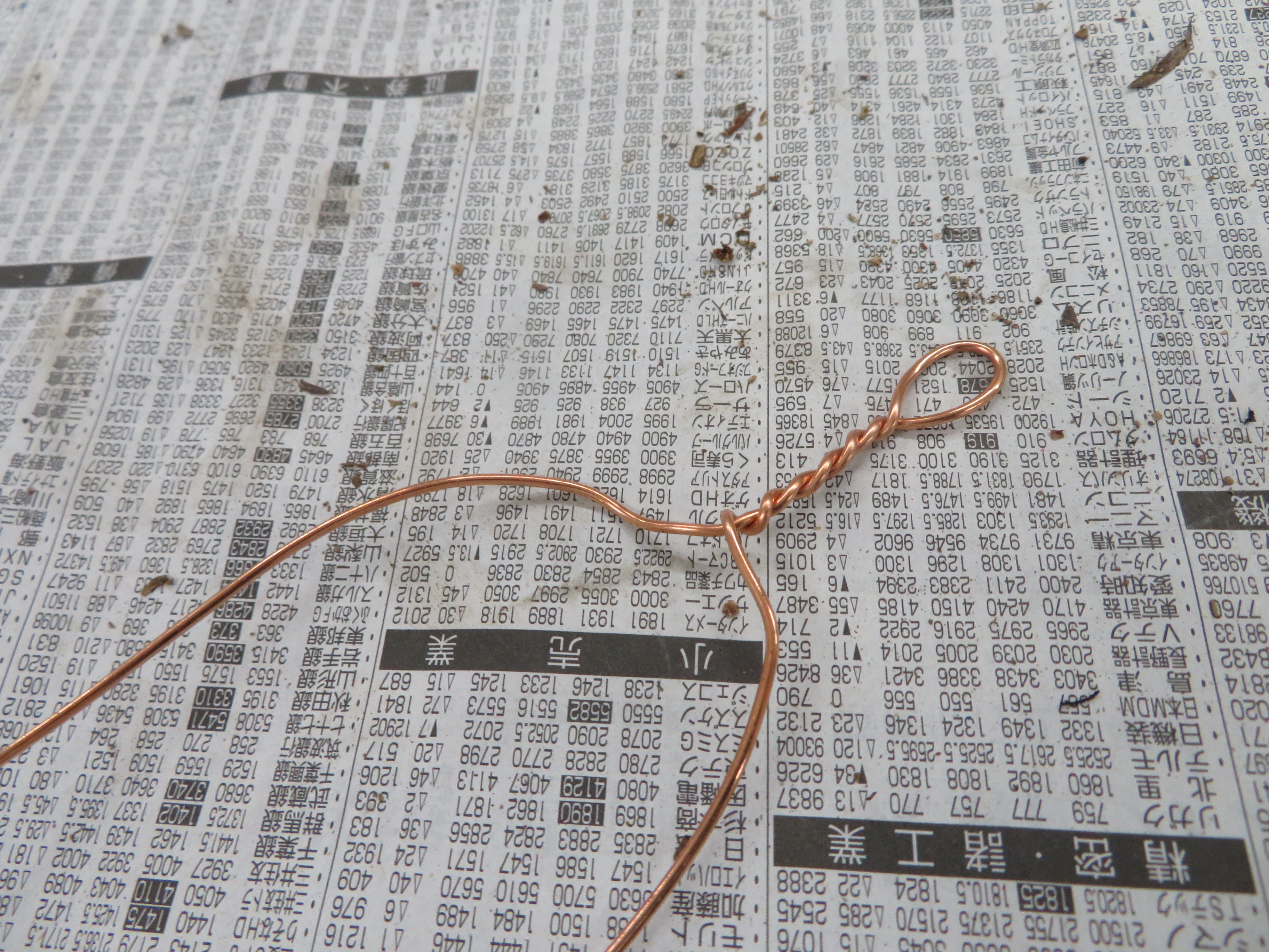 折った部分をねじって固定した様子