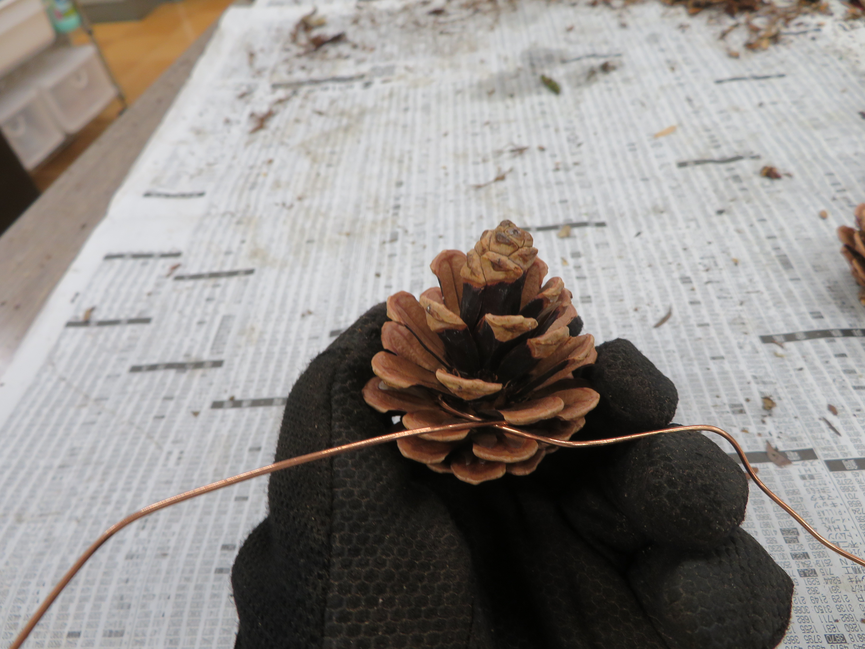 開いている銅線を交差させて閉じた様子