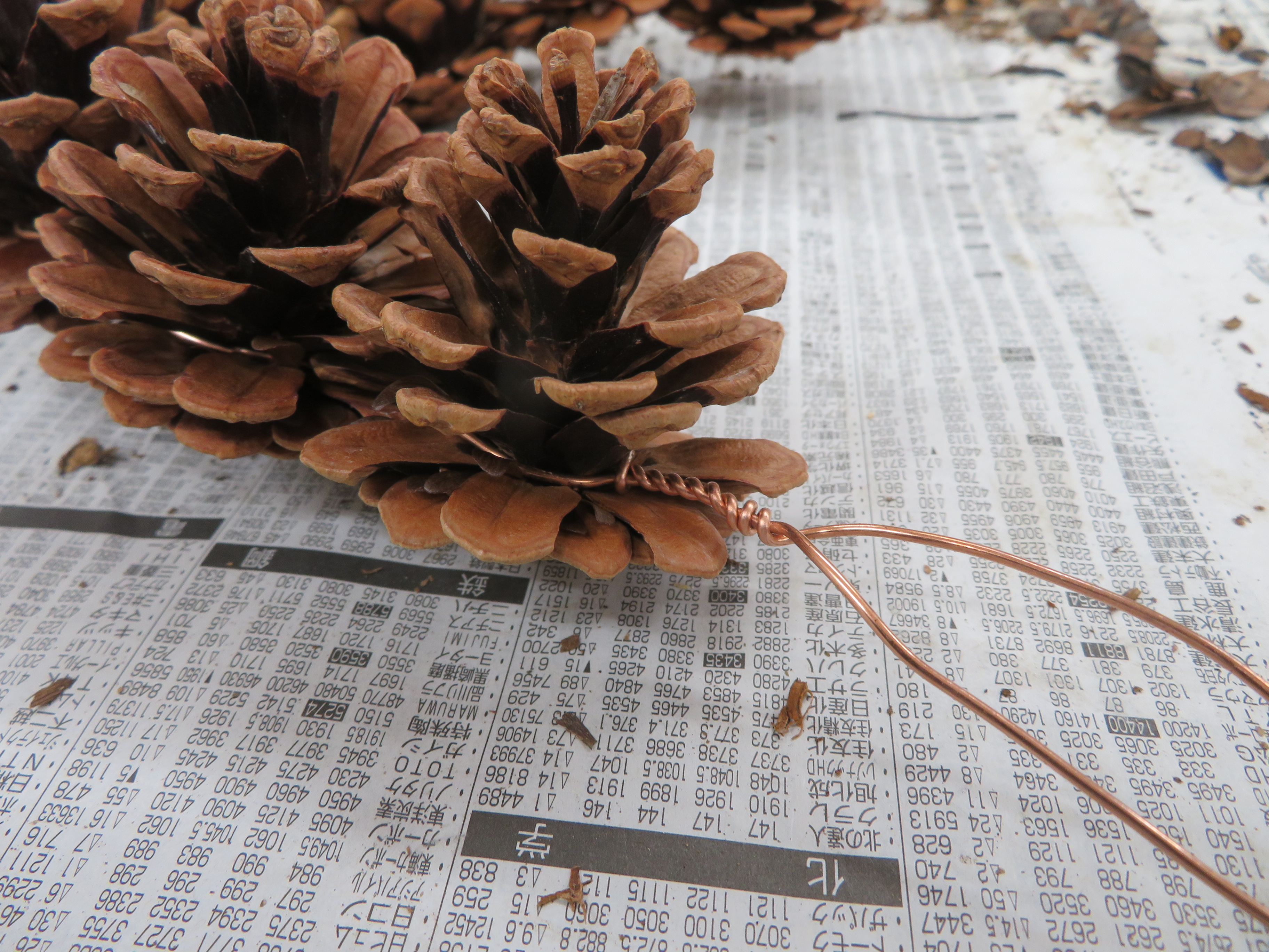 銅線の最後の部分をねじって固定している様子