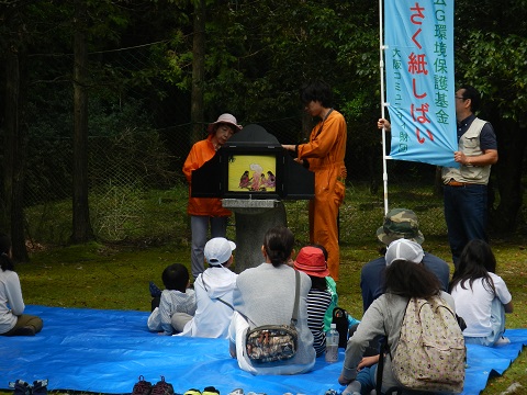 熱心に紙芝居を聞く子どもたち