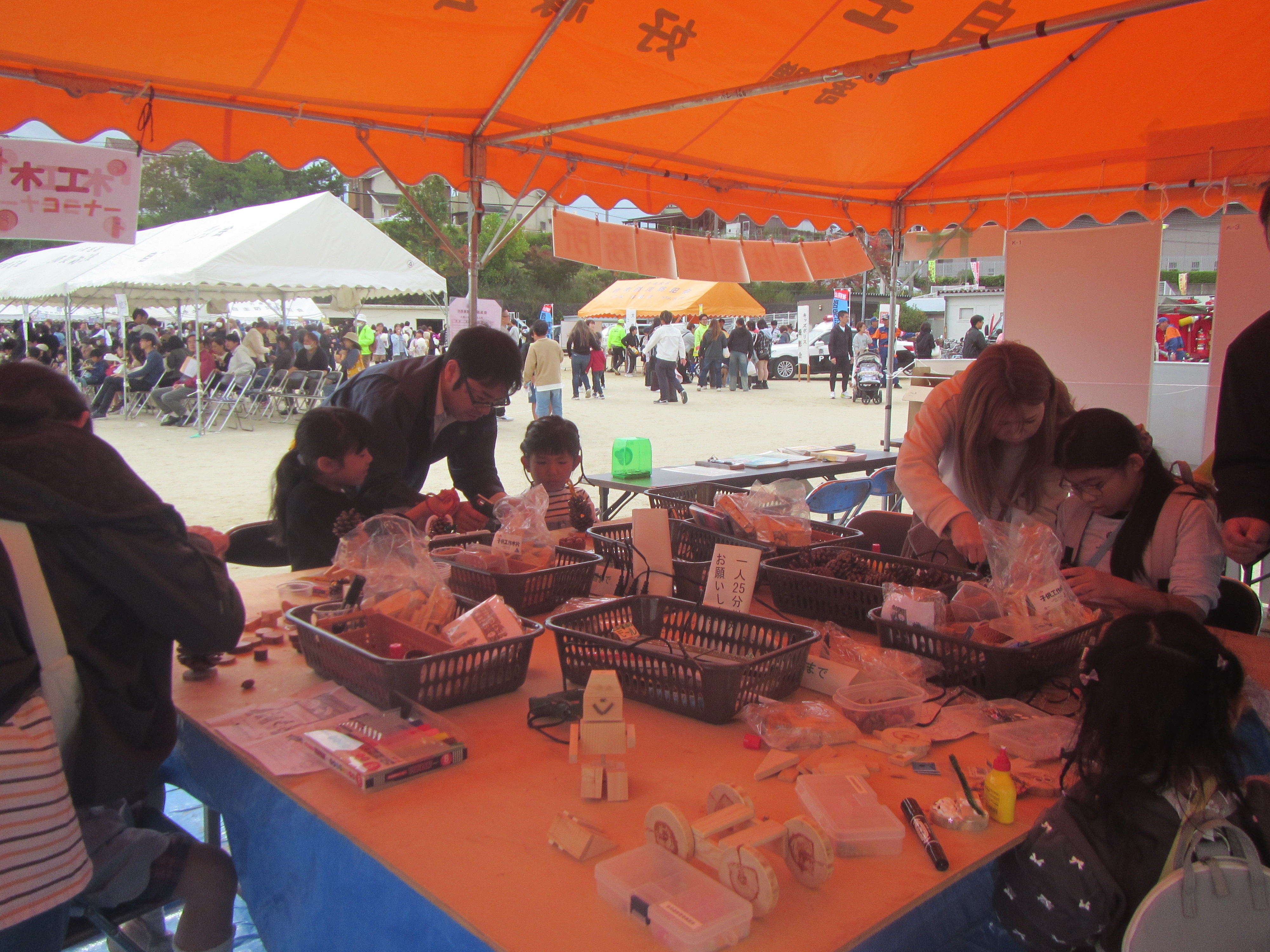 木工コーナーで作品づくりをする参加者の様子