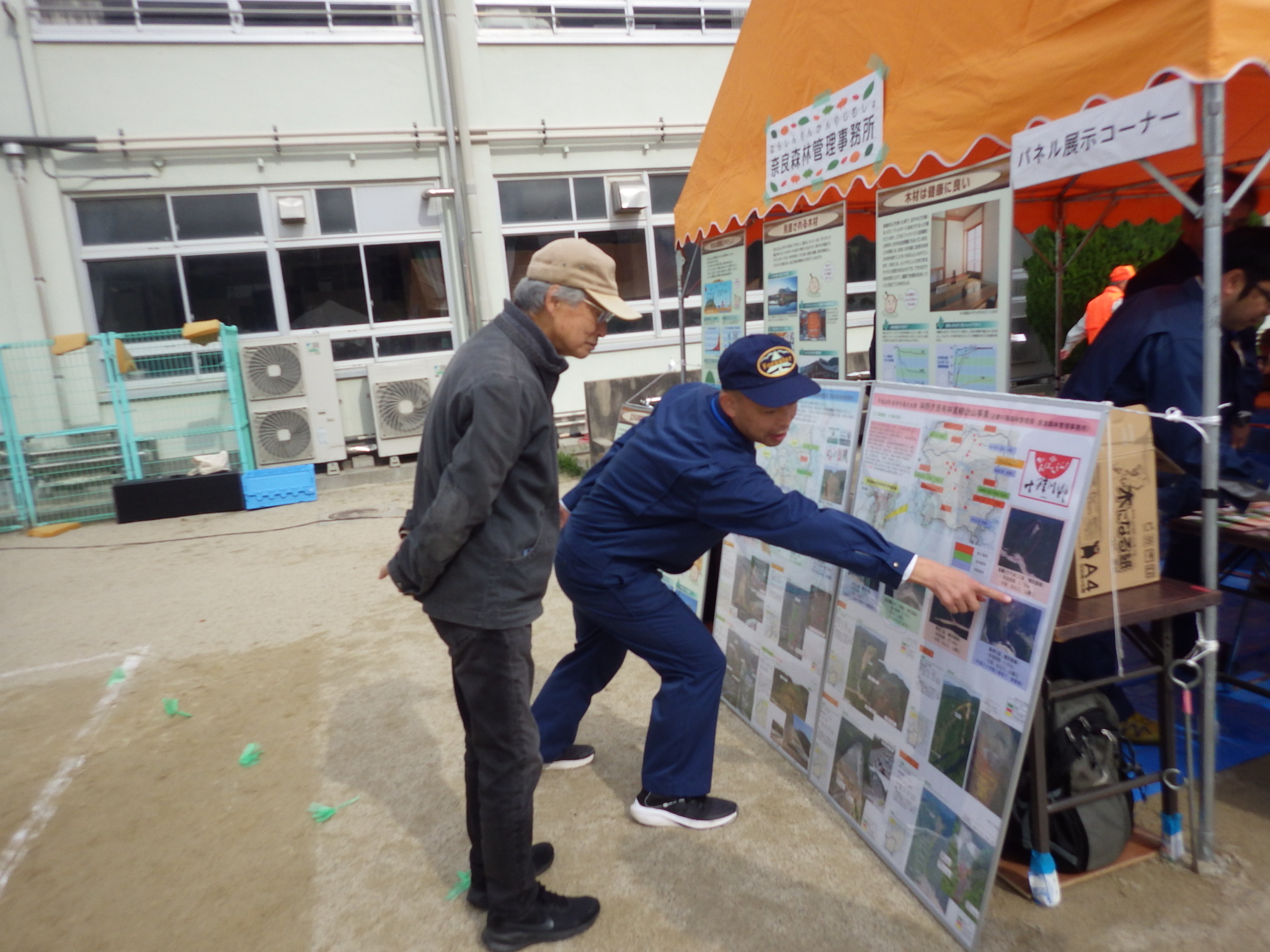 職員がパネル展示の説明をしている様子