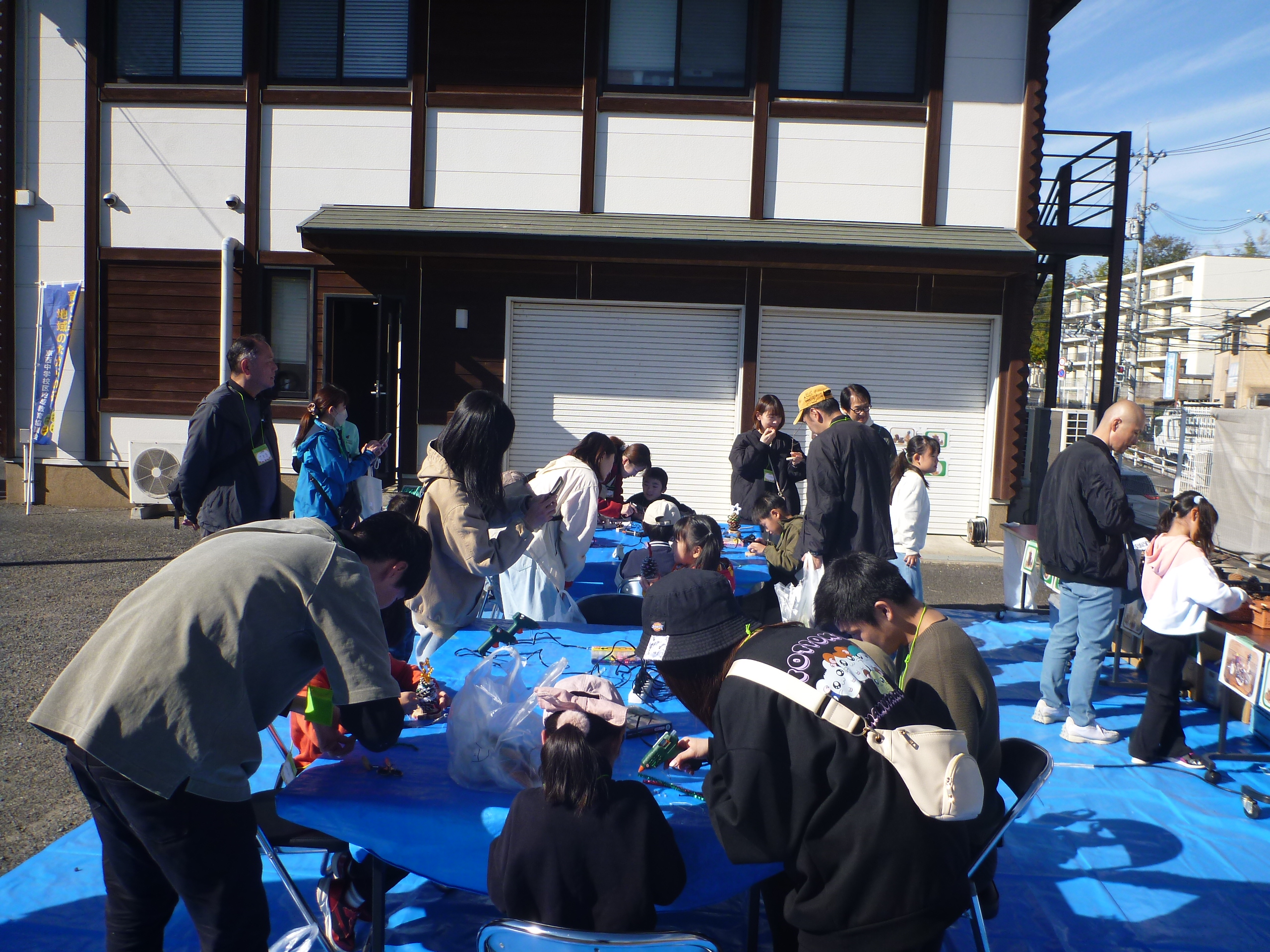 木工コーナーで作品づくりをする参加者の様子