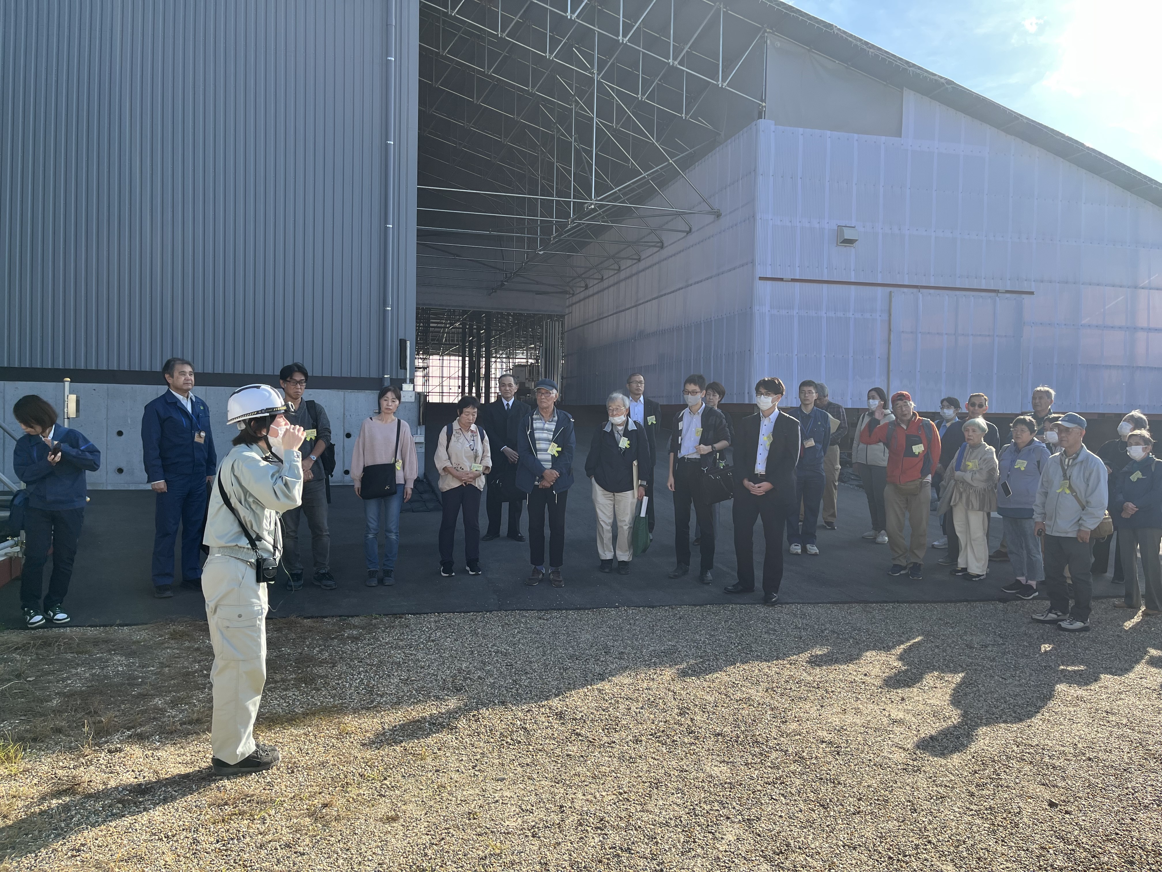 五重塔修理現場で説明を聞く参加者の様子