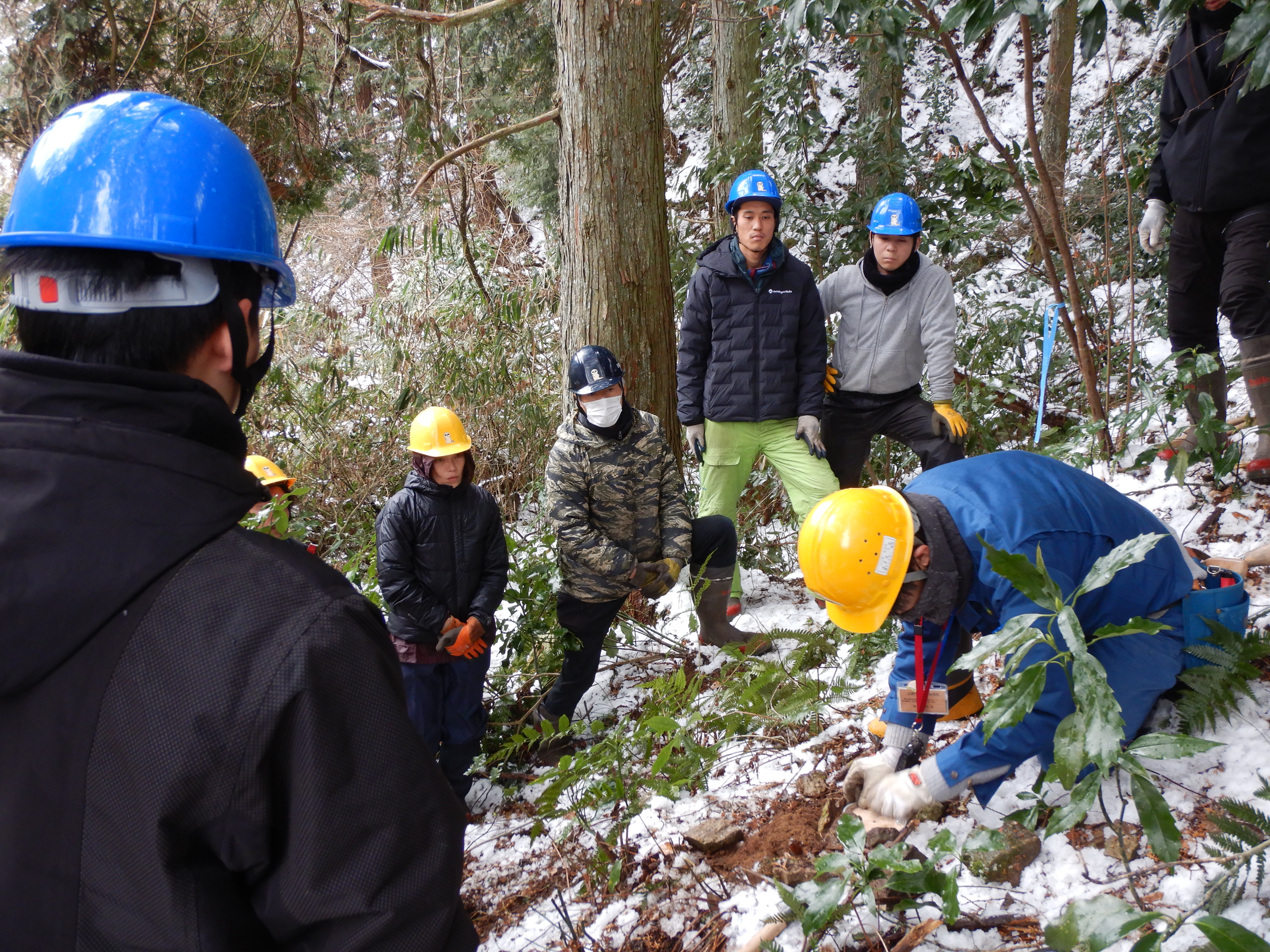 小林式誘引捕獲法について説明し実演する職員
