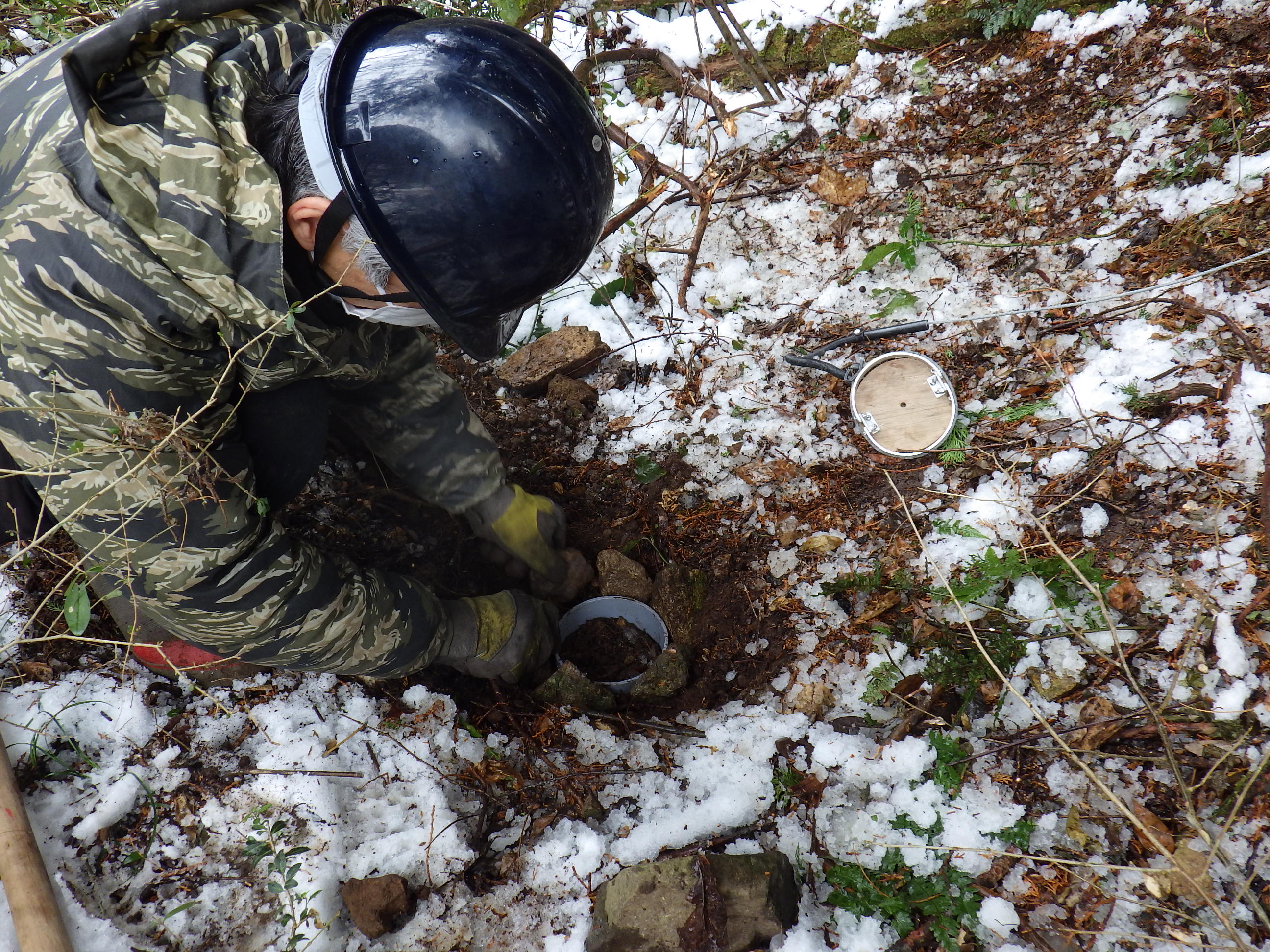 シカ罠設置のため土を掘る生徒
