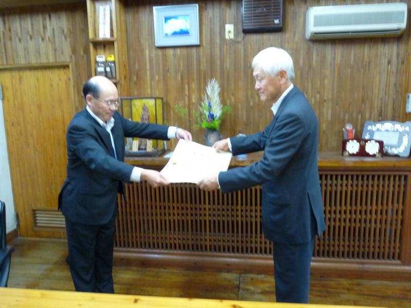 大臣感謝状授与の様子（写真右：銘建工業株式会社 中島代表取締役 左：熊野岡山森林管理署長）