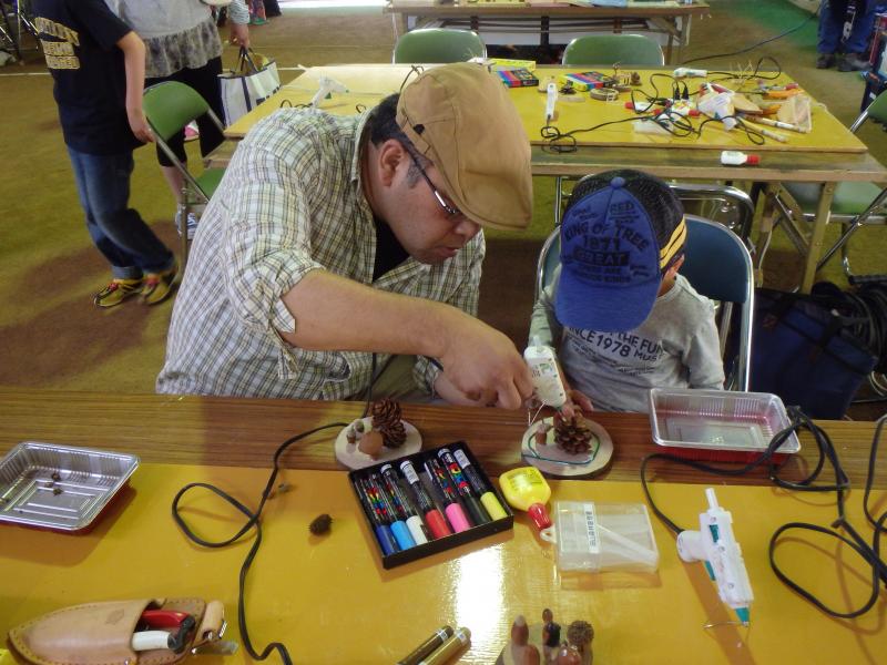 27温泉まつり作製風景親子