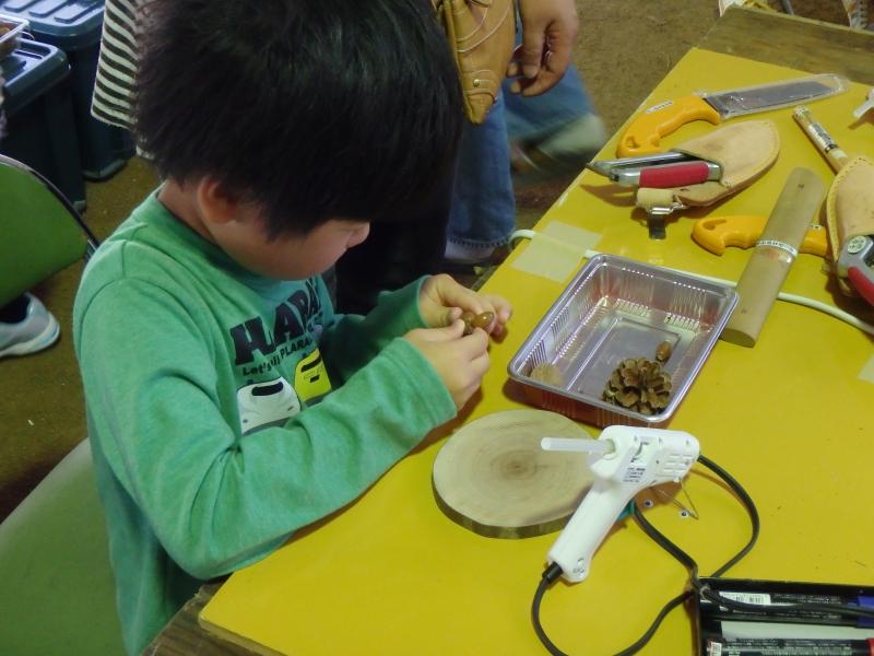 27温泉まつり作製風景子ども2