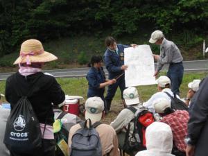 森林教室の様子。立ち見しながら聞いて下さる方もいます。