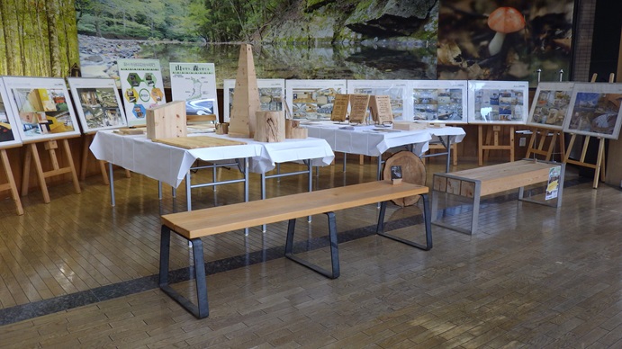 木製品とパネル展示