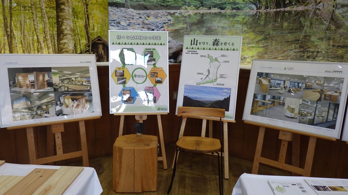 木の椅子とパネル展示