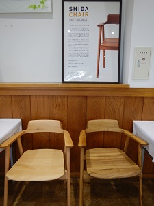 里山と人との共生をつなぐ椅子  （左）ブナ材  （右）コナラ材