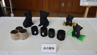 炭の置物の展示