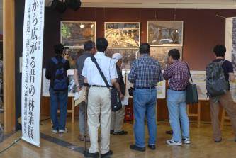 展示を見学する人たち