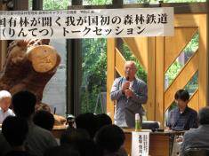 トークセッションで質問に回答する人