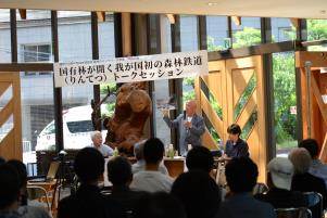 トークをする人と聞く人達の様子