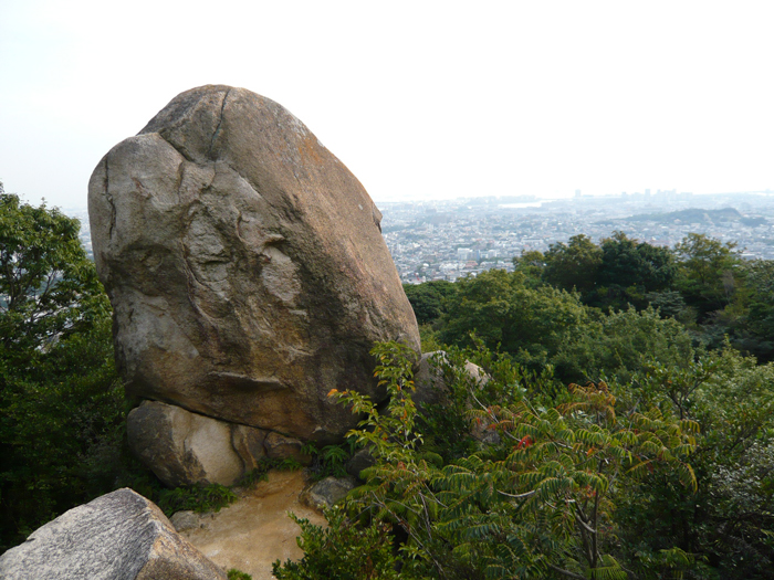 林内巨岩