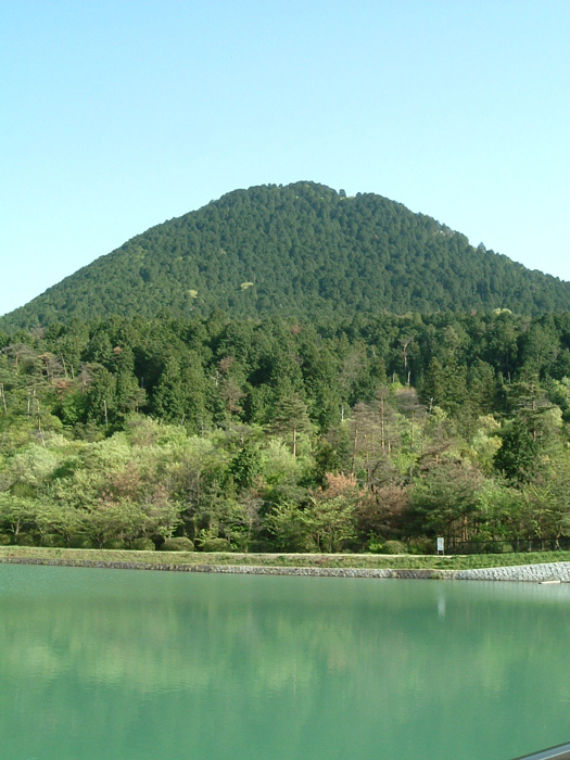 御池と三上山