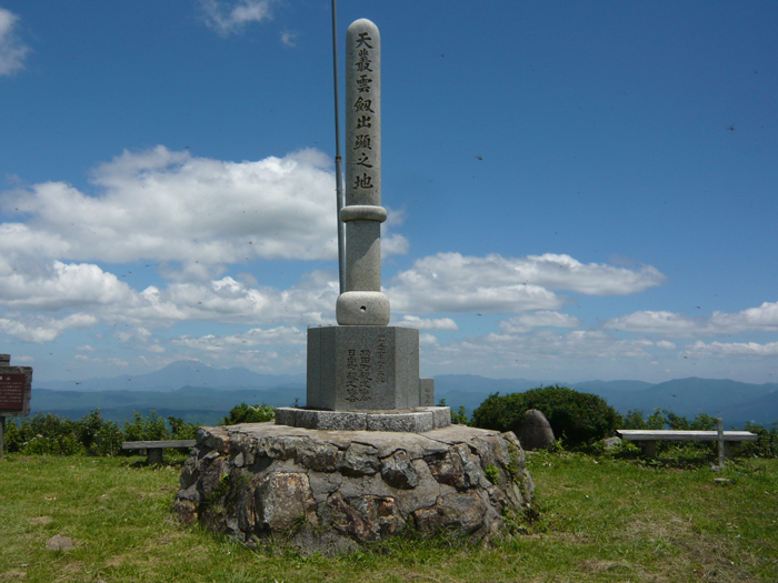 天叢雲剣出顕之地碑、左前方大山遠望　【船通山】