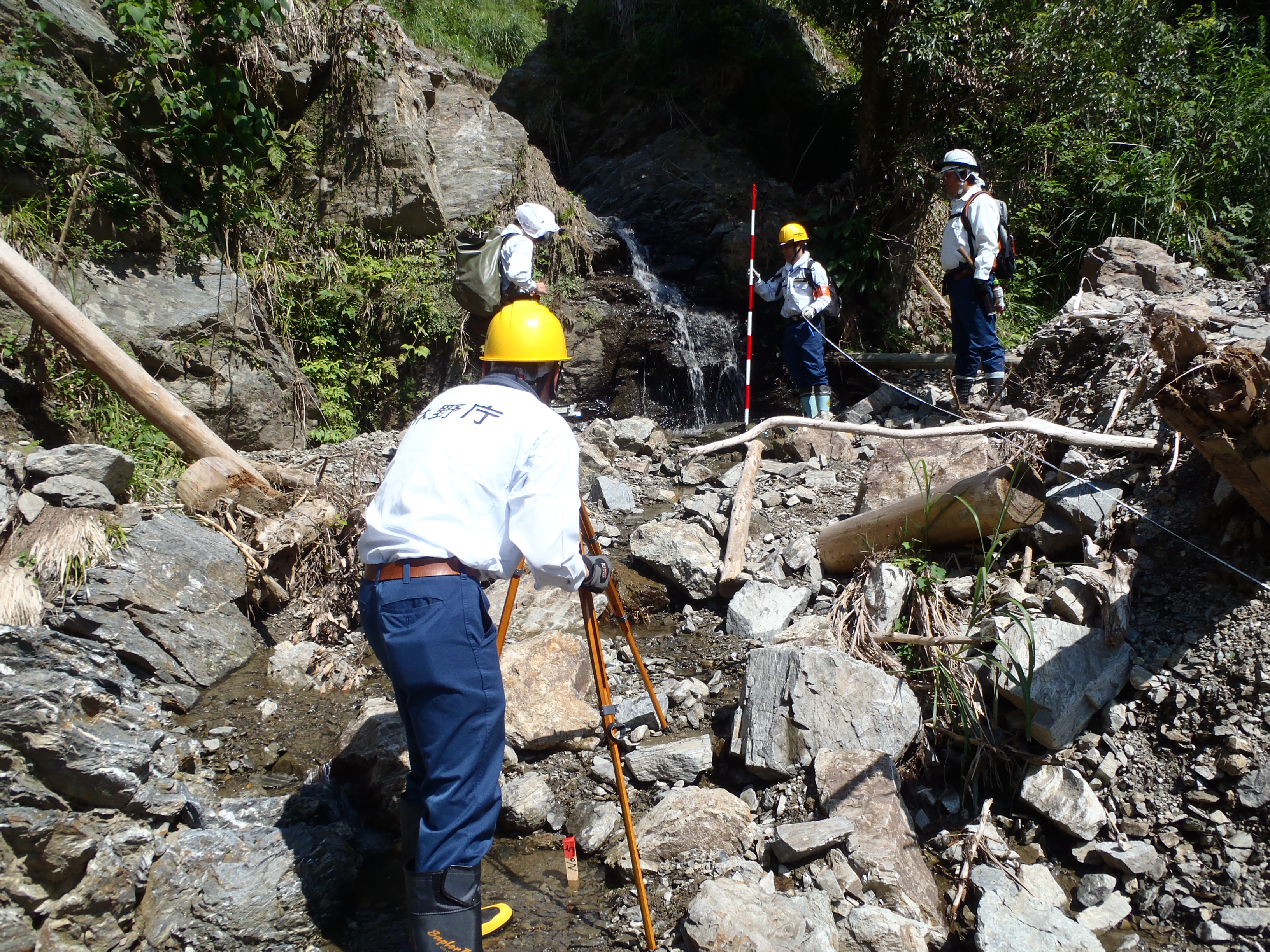 8月29日（火曜日）佐田地区における荒廃渓流の現地測量の様子