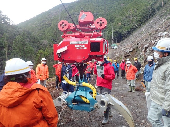 ロージンググラップルと油圧集材機による新たな集材システム（和歌山県田辺市）