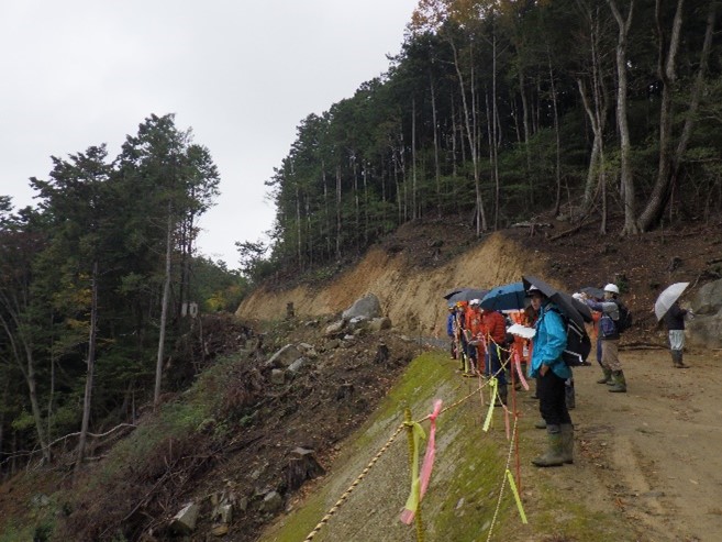 林業専用道見学１（施工中箇所を見学する様子）