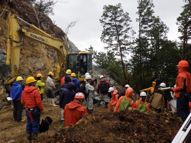 林業専用道見学2(施行中の掘削状況を見学する様子)