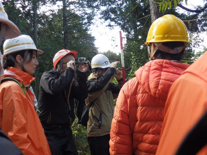 測量実習（ハンドレベルによる勾配計測を実施している様子）