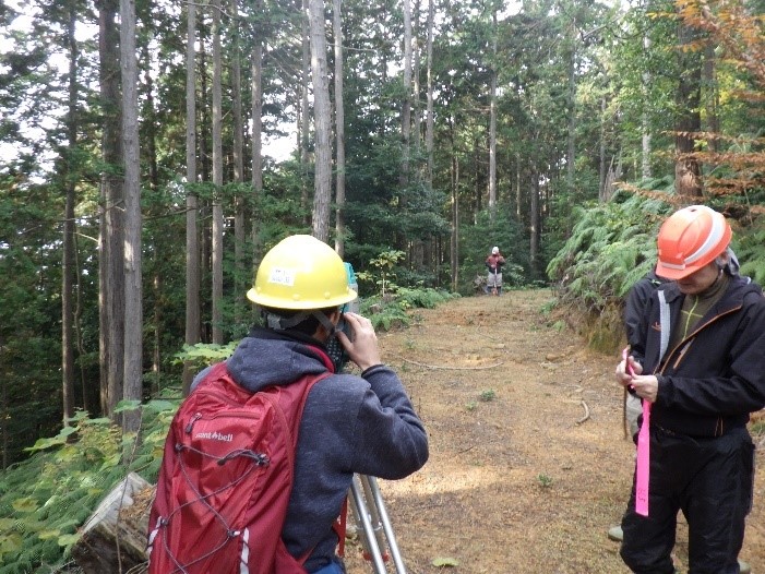 測量実習(トータルステーションによる交角の計測を行っている様子)