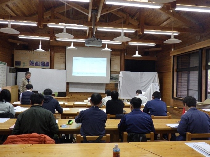 作図の実習中の様子