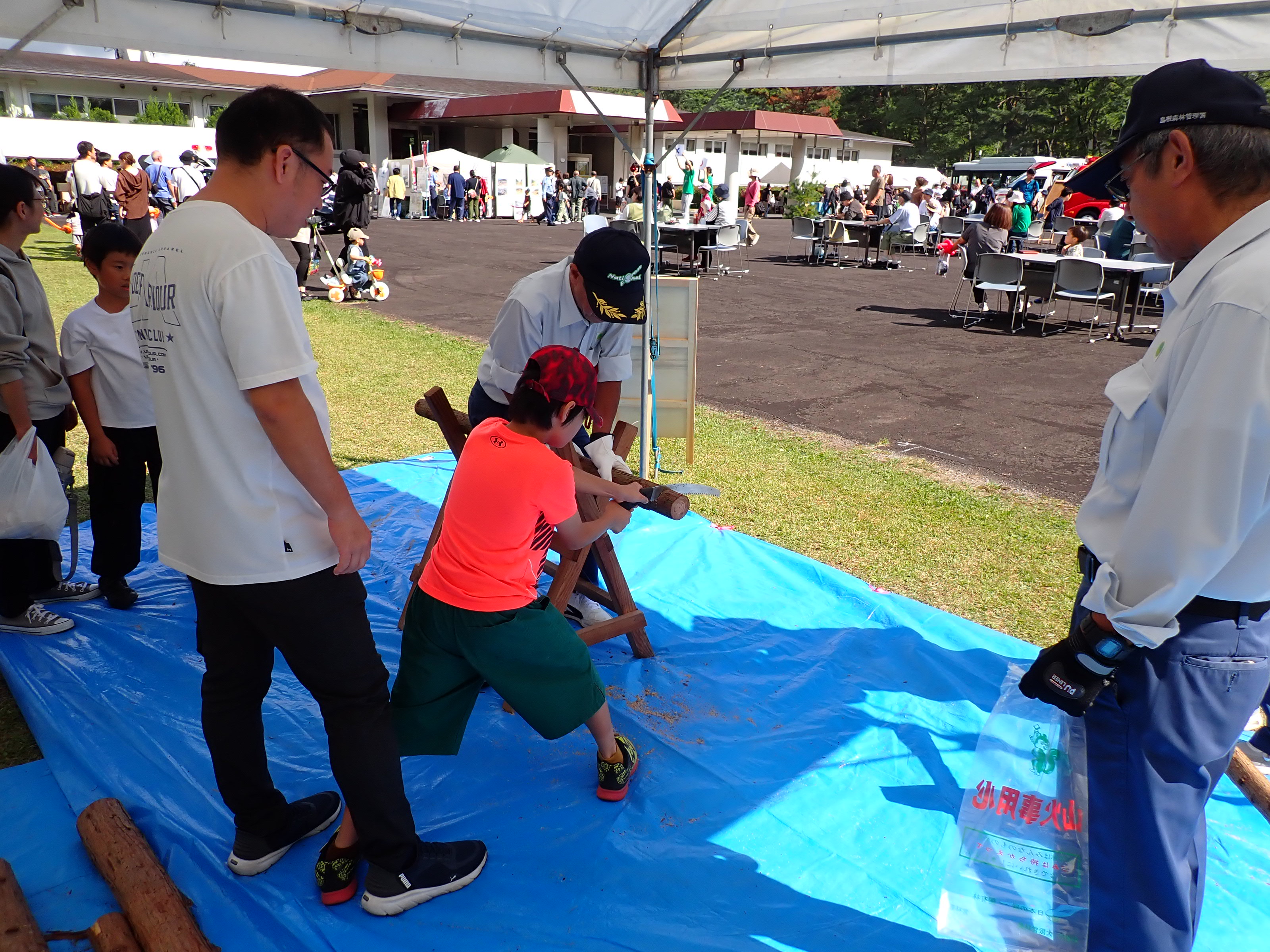 丸太切り体験の様子