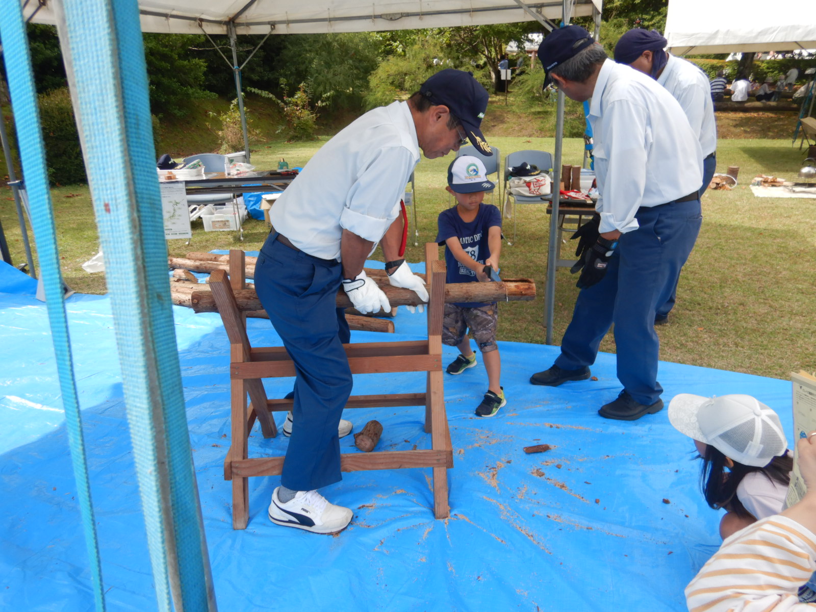 丸太切り体験の様子