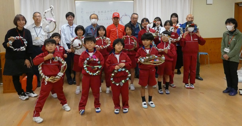 出来上がったリースをもって