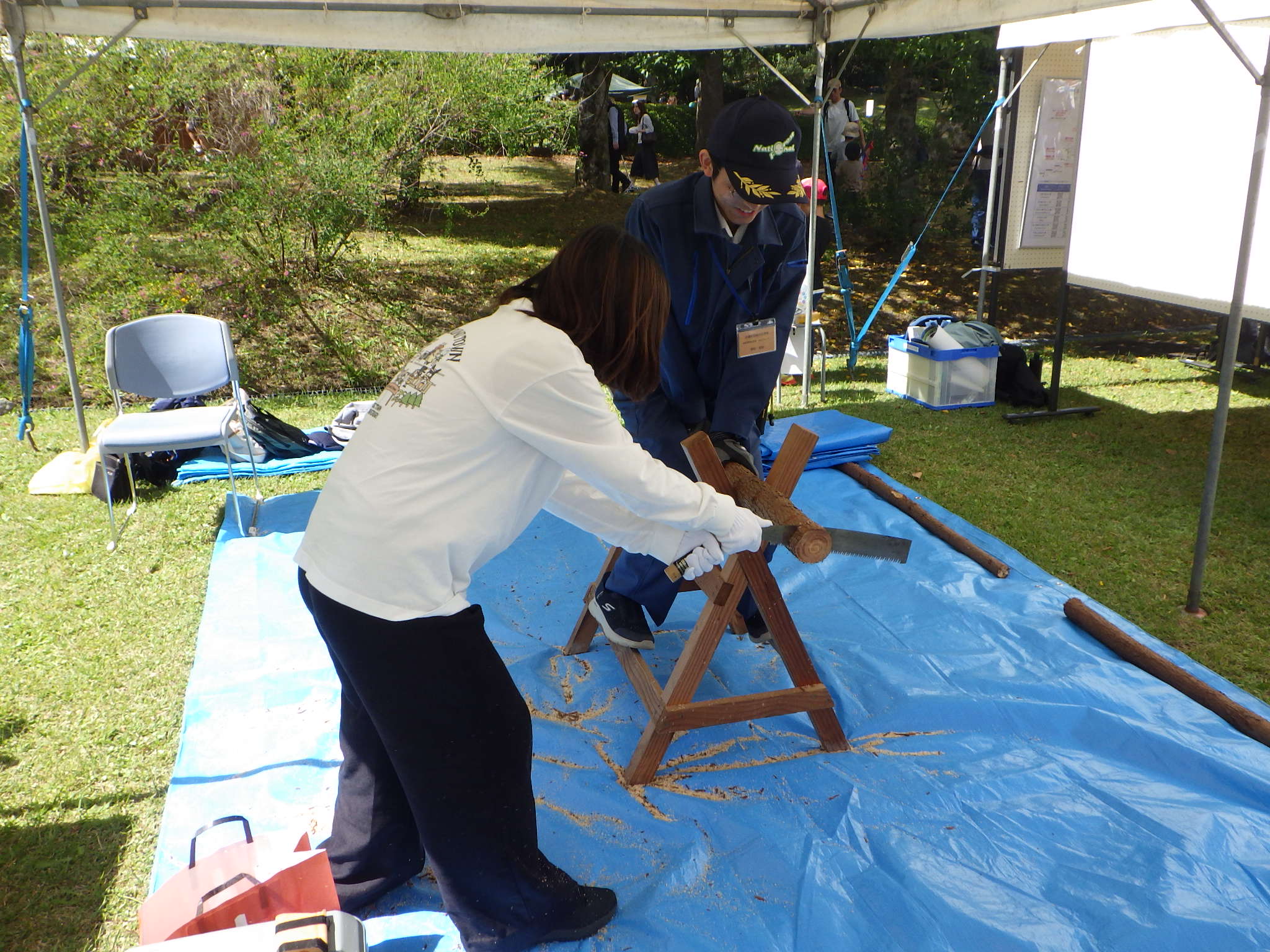 島根森林管理署のブース、丸太切り体験(女性)の様子