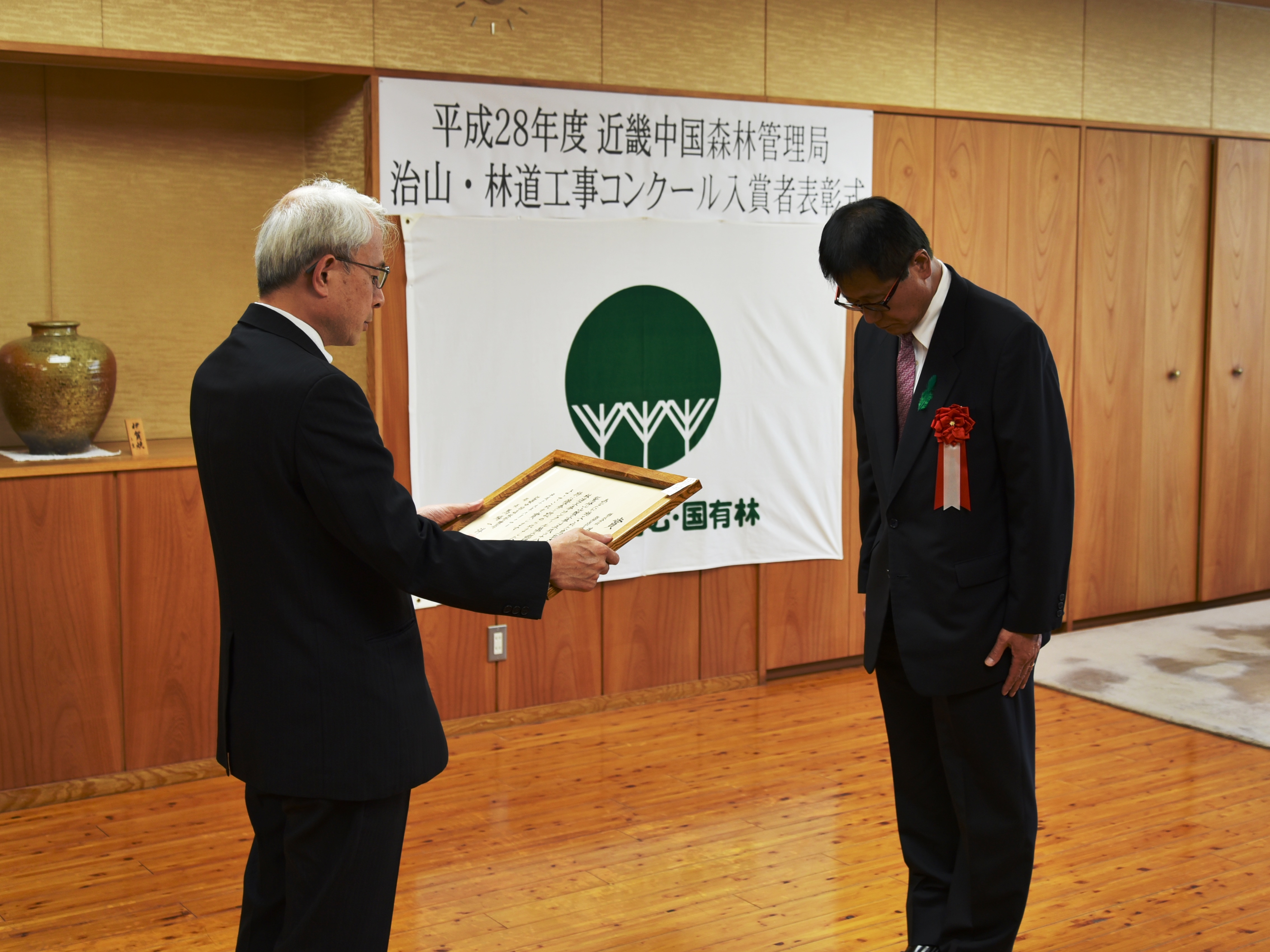 馬場局長より表彰状を授与される受賞者