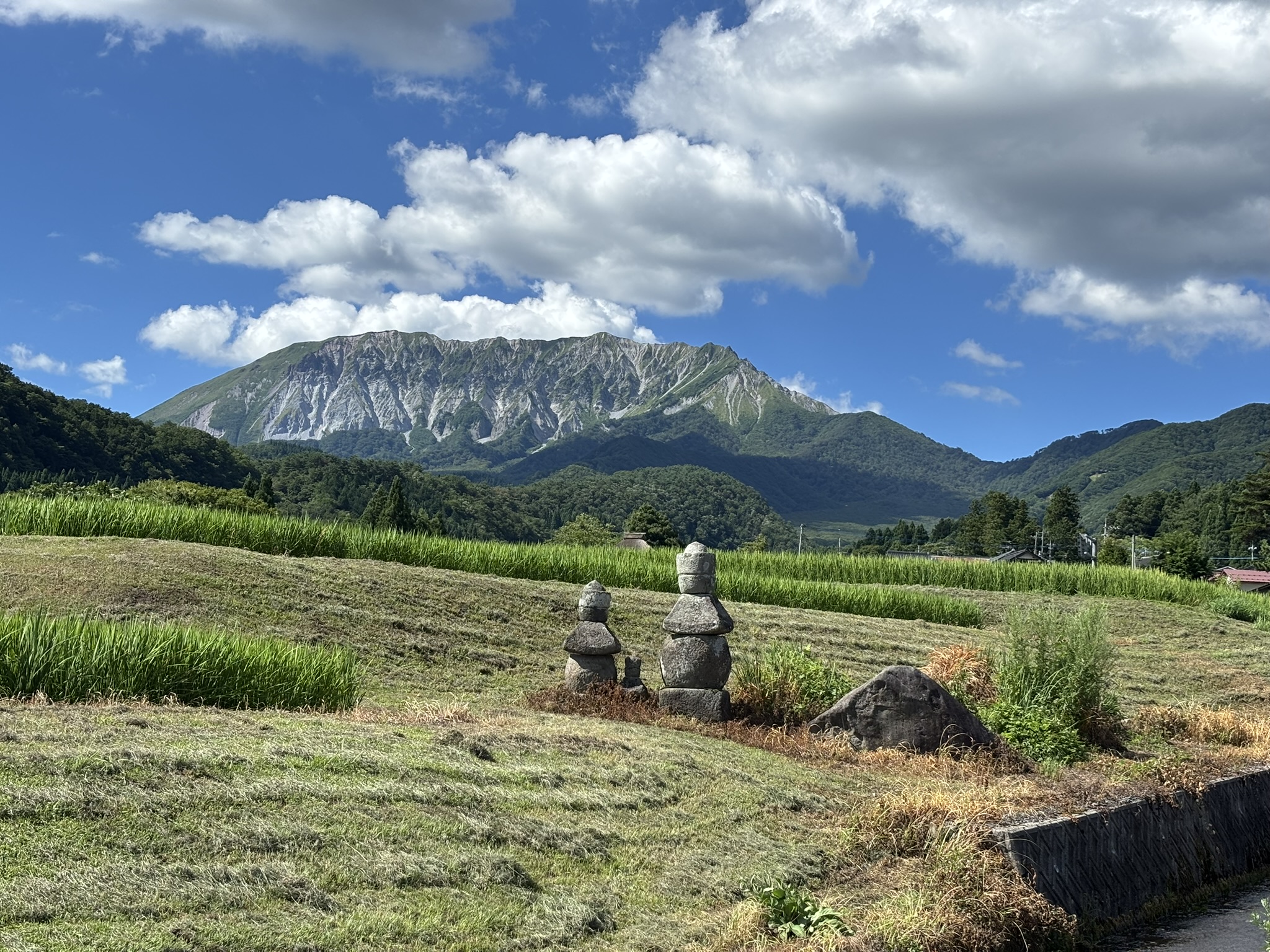 日野郡江府町から夏の緑がよく目立つ大山東壁を撮影しました