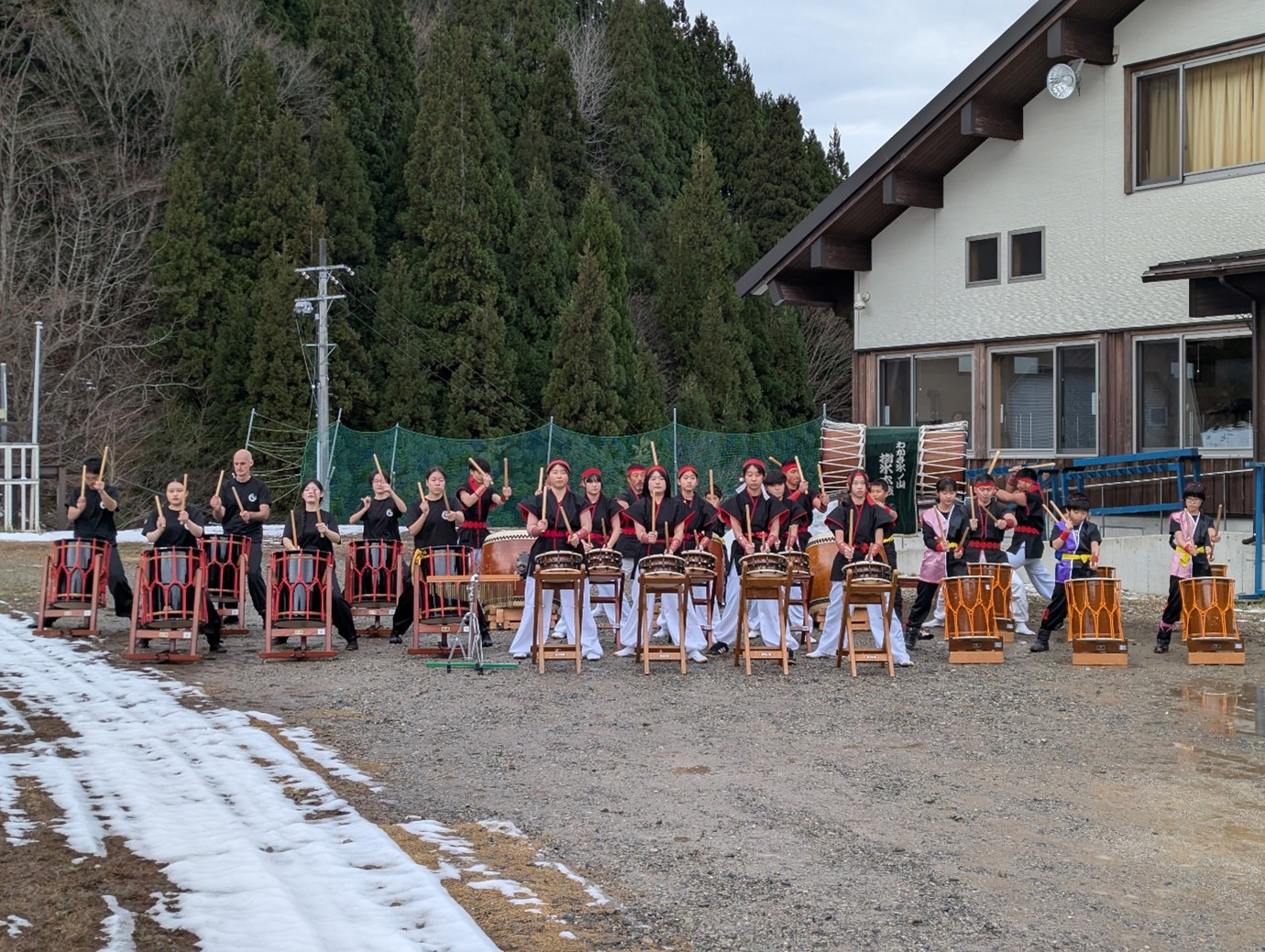 若桜氷ノ山樹氷太鼓の会と公立鳥取環境大学和太鼓部による演奏