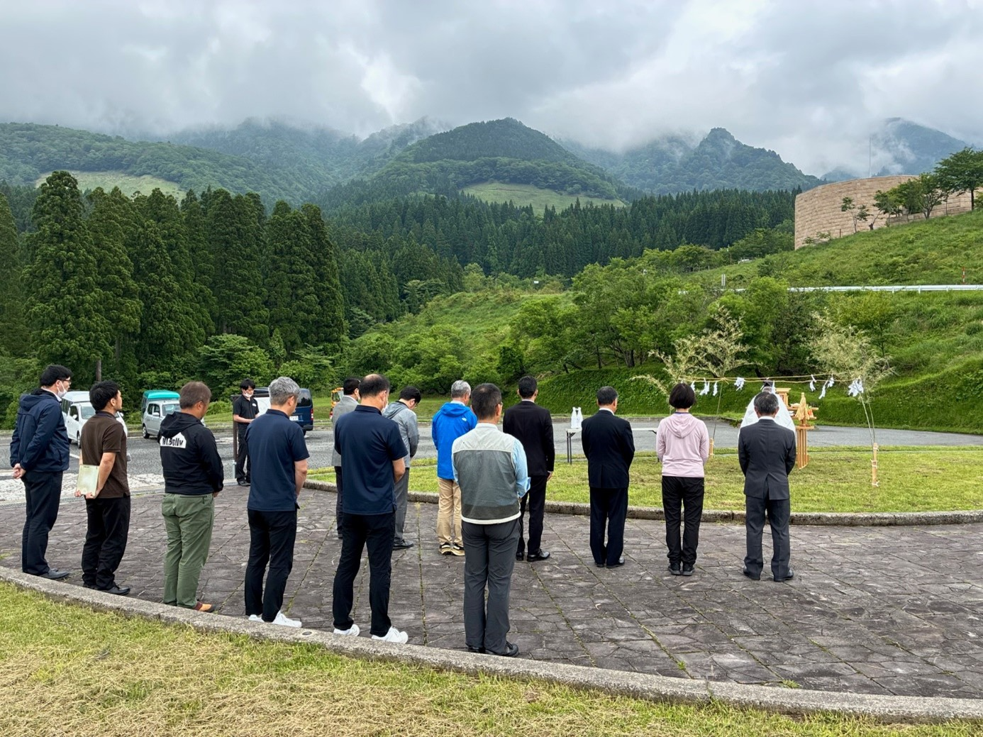 氷ノ山山頂に向かい祈願する神事の様子