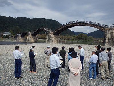 錦帯橋の借景となっている森林空間利用モデル林を遠望