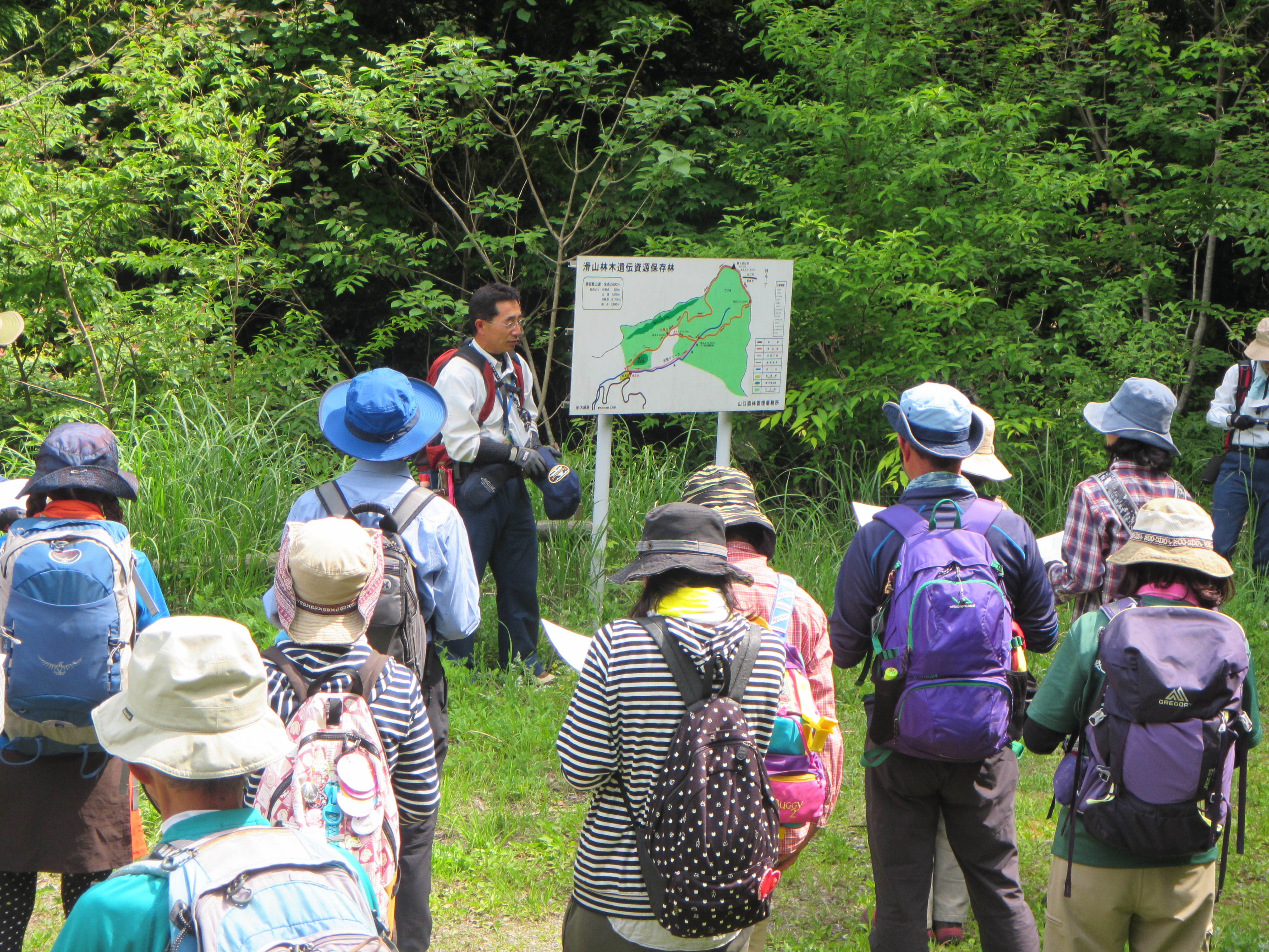 登山口で滑山の歴史を説明する森林官