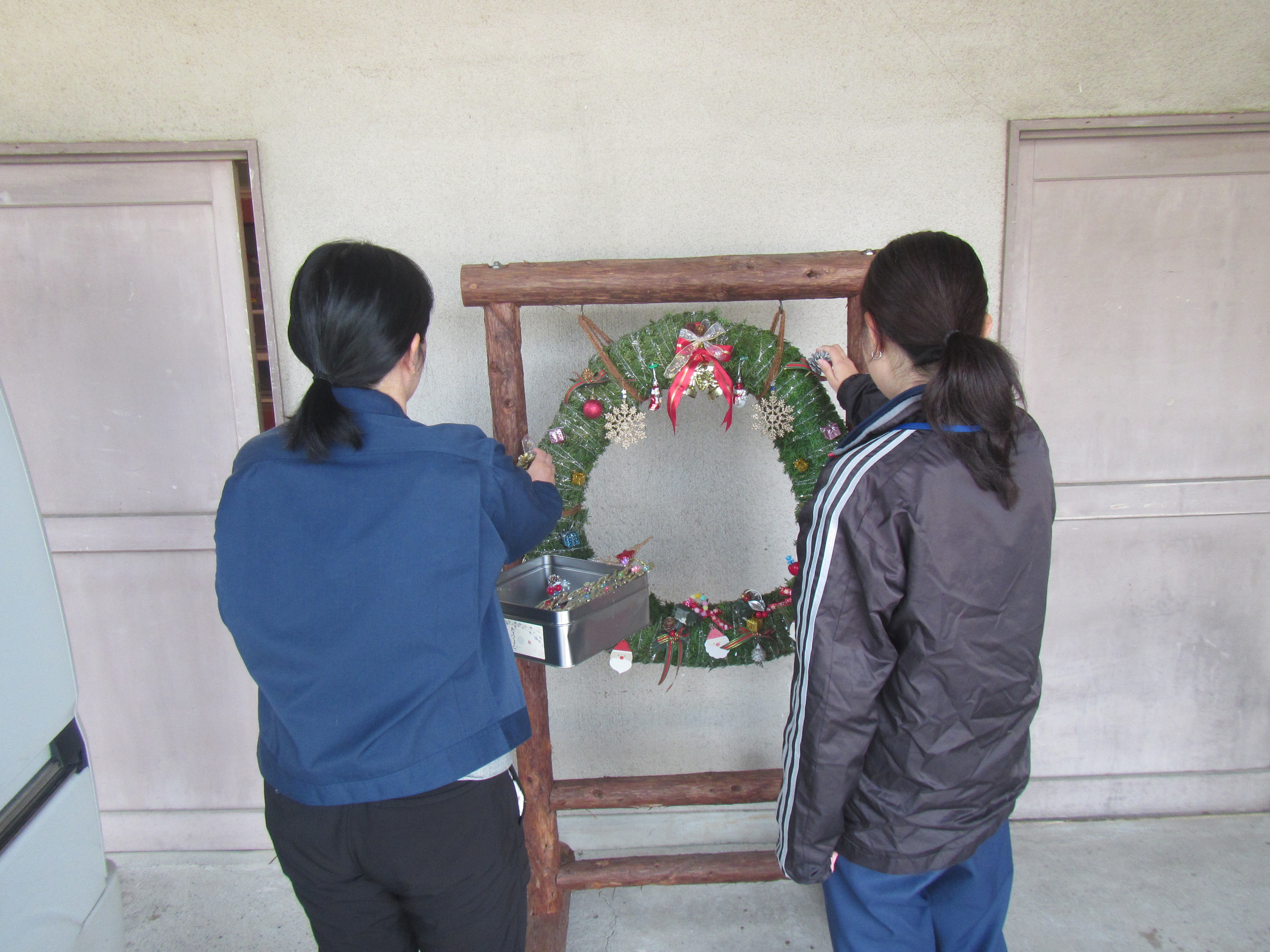 職員による飾り付け
