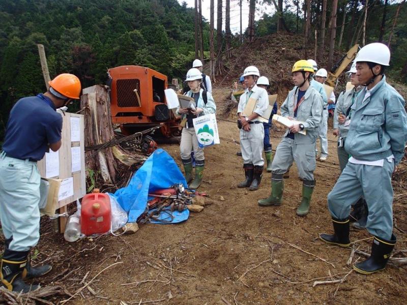 架線集材の仕組みについて県職員から説明