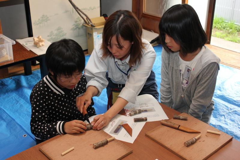 森林環境教育作業女子