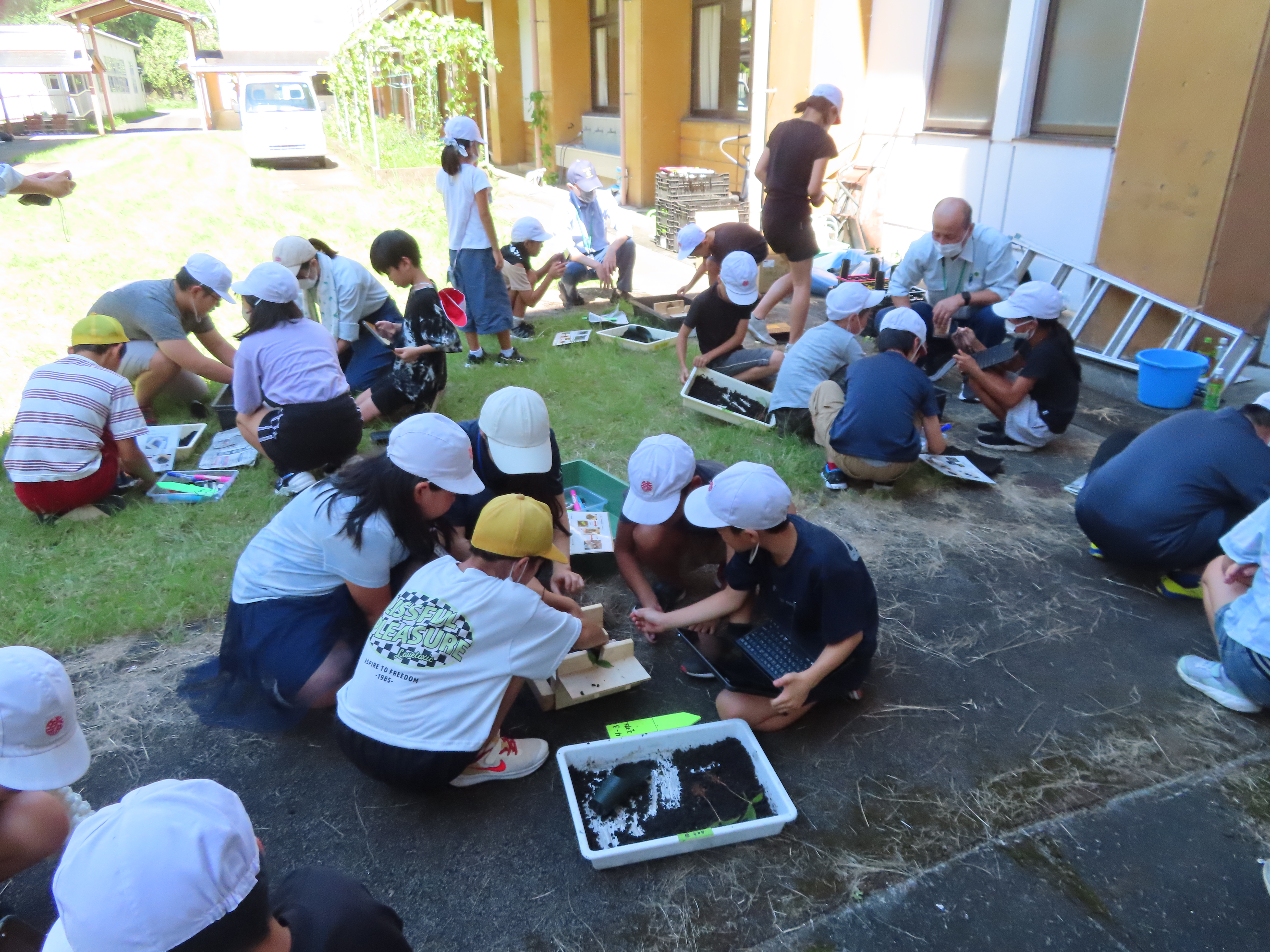 05取組＿9月4日＿各班とも協力しながら熱心な作業の様子