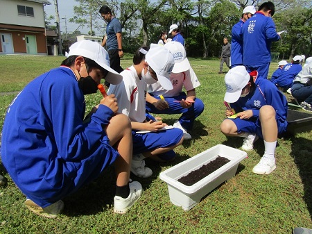 05取組＿中学校4＿立札に思い思いに書き込み