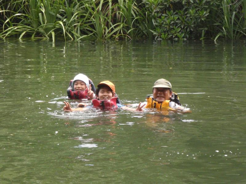 ヒナイ川で泳ぐ親子