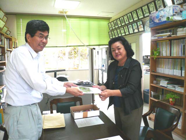 「西表島の名木集」及び「クリアファイル」が完成、竹富町内の各小中学校に配布