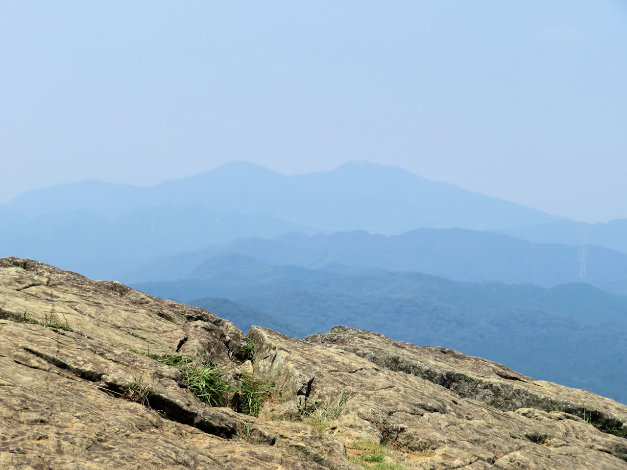 遠くにかすむ帆柱山系